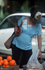 马雅舒挺大肚逛超市 空手而归路边摊买水果(图)