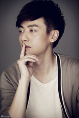 组图：是安冬日写真曝光  精致五官展独特魅力