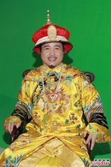 组图：古明华穿龙袍吸金为免太太担心少体检