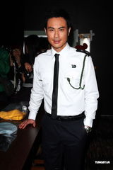 组图：郑嘉颖澄清相伴“宫女”只是助理