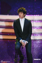 幻灯：香港金像奖现场 李治廷深情献唱