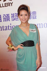 组图：上届港姐为朱晨丽加冕 应届港姐三甲竞艳