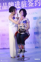 组图：胡杏儿化身希腊女神 亲和力十足示范护肤