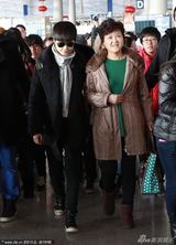 组图：李宇春携母亲赶春运 春妈潮鞋亲昵似姐妹