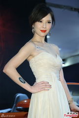 组图：天心裸肩爆乳皮肤白皙 娇艳红唇性感抢镜