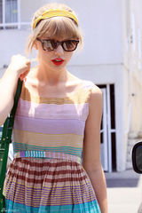 组图：泰勒-斯威夫特彩虹裙出街 红唇美肌玩转撞色