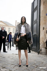 组图：Angelababy现身巴黎时装展 酷帅造型展气场