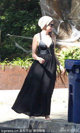 组图：安妮-海瑟薇深V长裙前胸大开 准备万圣节