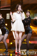 组图：SHINee打榜夺冠画花脸 朴志胤AOA性感　