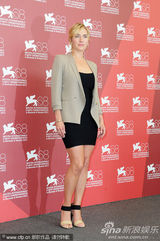 组图：《杀戮》发布会 温丝莱特仪态万方男星献吻