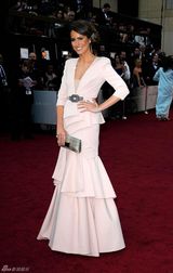 高清组图：奥斯卡红毯路易丝-罗伊几何层叠礼服