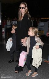 组图：朱莉手擒龙凤双胞胎现身 儿女安静可爱