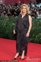 高清图：《傀儡》首映 凯瑟琳-德纳芙大派香吻