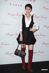 组图：钟楚红低胸马甲亮相劝后辈交友慎重