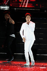 组图：神话组合台湾开唱热歌劲舞引爆全场