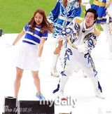 组图：刘在锡朴明秀等担任足球比赛啦啦队