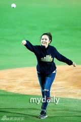 组图：孙艺珍亮相棒球比赛任开球嘉宾笑容迷人