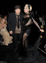 高清组图：Lady Gaga蒙面黑衣造型观看格莱美