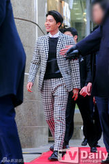 组图：韩星玄彬格子正装站台 男神魅力难挡