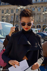 组图：张歆艺巴黎时装周看秀 酷炫黑超遮面霸气