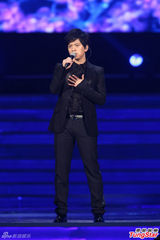 组图：中歌榜演唱会 李健献唱《抚仙湖》