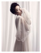 组图：袁姗姗曝首支单曲写真 蓝色纱裙显女王气质