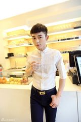 组图：最帅地铁司机迷倒女网友 俊朗外形当模特