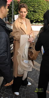 高清组图：阿汤嫂霍尔姆斯亮相米兰时装周