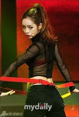 组图：韩女团舞台装尺度无下限 薄纱透视露底