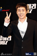 组图：韩新老偶像歌手齐聚《回应吧1997》发布会