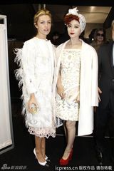 组图：范冰冰亮相巴黎时装周 白衣红唇装扮复古