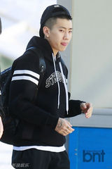 组图：韩国歌手朴宰范现身机场 嘻哈味十足