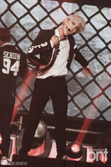 组图：EXO办回归秀咆哮掀高潮 女歌迷激动晕倒