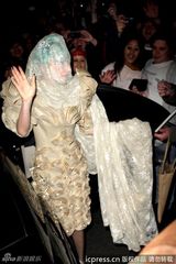 组图：Gaga悉尼夜店表演 全身裹白纱似蚕宝宝