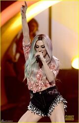 组图：钱婆Ke$ha联手Pitbull 扯衫露黑色胸衣