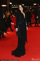 组图：智利女星宝琳娜黑色鱼尾裙优雅迷人