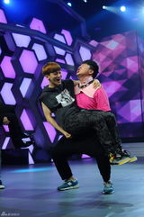 组图：韩国组合EXO亮相快本 边伯贤压倒kris