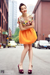 组图：蒋梦婕烈焰红唇大片情迷双面丽人