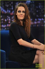 组图：斯图尔特上节目豪放不羁 赤脚比喝酒拼臂力