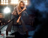 高清组图：泰勒-斯韦福特代言牛仔裤 秀美腿身材窈窕