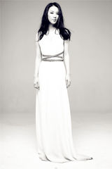 组图：黄圣依女神造型登杂志 黑白大片显优雅风范