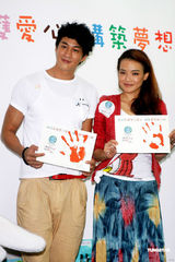 组图：舒淇何润东为公益献身 望有稳定感情
