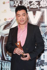 组图：众星亮相华语榜中榜颁奖礼 齐聚后台秀奖杯