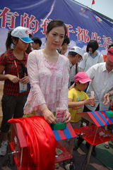 组图：芙蓉姐姐出席公益活动 放飞和平鸽露肉走光