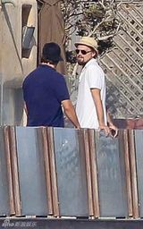 组图：莱昂纳多家中办派对 与友人共度阳光周末