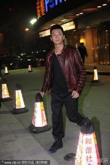 组图：王菲演唱会庆功吃火锅 赵薇那英到场祝贺