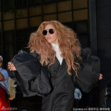 组图：Lady Gaga变母狮 另类泡泡袖西装抢镜