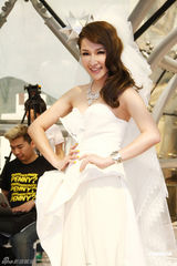 高清：萧亚轩化身纯美新娘 获赠10克拉钻石戒指