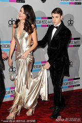 组图：比伯与赛琳娜分手 盘点二人甜蜜亮相瞬间