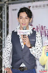 组图：汪东城帅气亮相 衣着新潮长靴抢镜